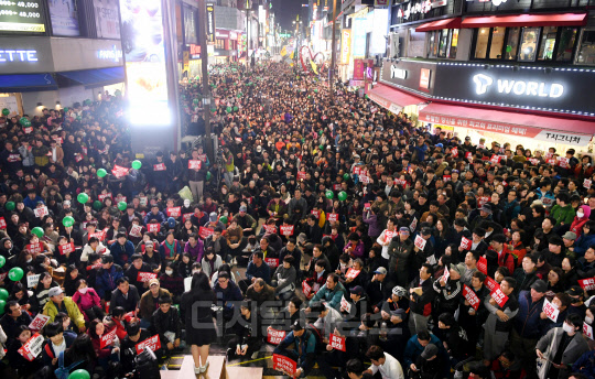19일 부산 부산진구 서면 쥬디스태화 앞에서 열린 촛불집회에서 시민들이 박근혜 대통령 퇴진을 요구하고 있다. 사진공동취재단